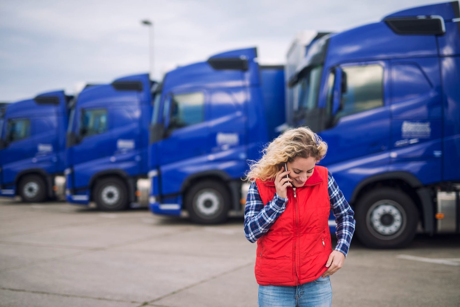 camionneur-parlant-au-telephone-expedition-qui-doit-etre-livree