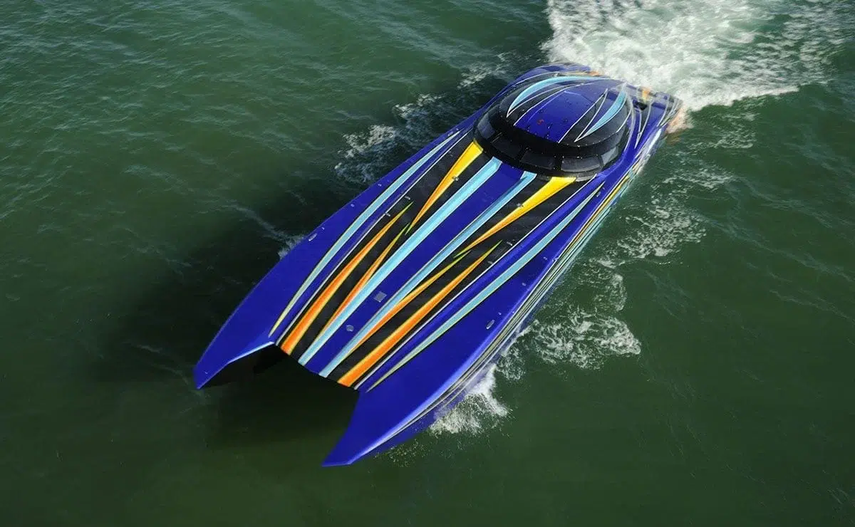 Bateau à moteur avec une décoration graphique de coque.