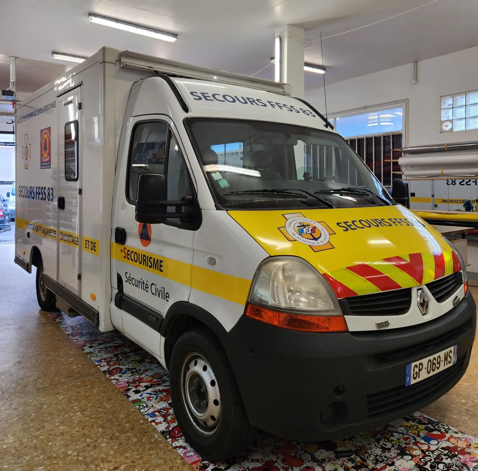 Marquage de securite haute visiblite camion de premier secours à Toulon