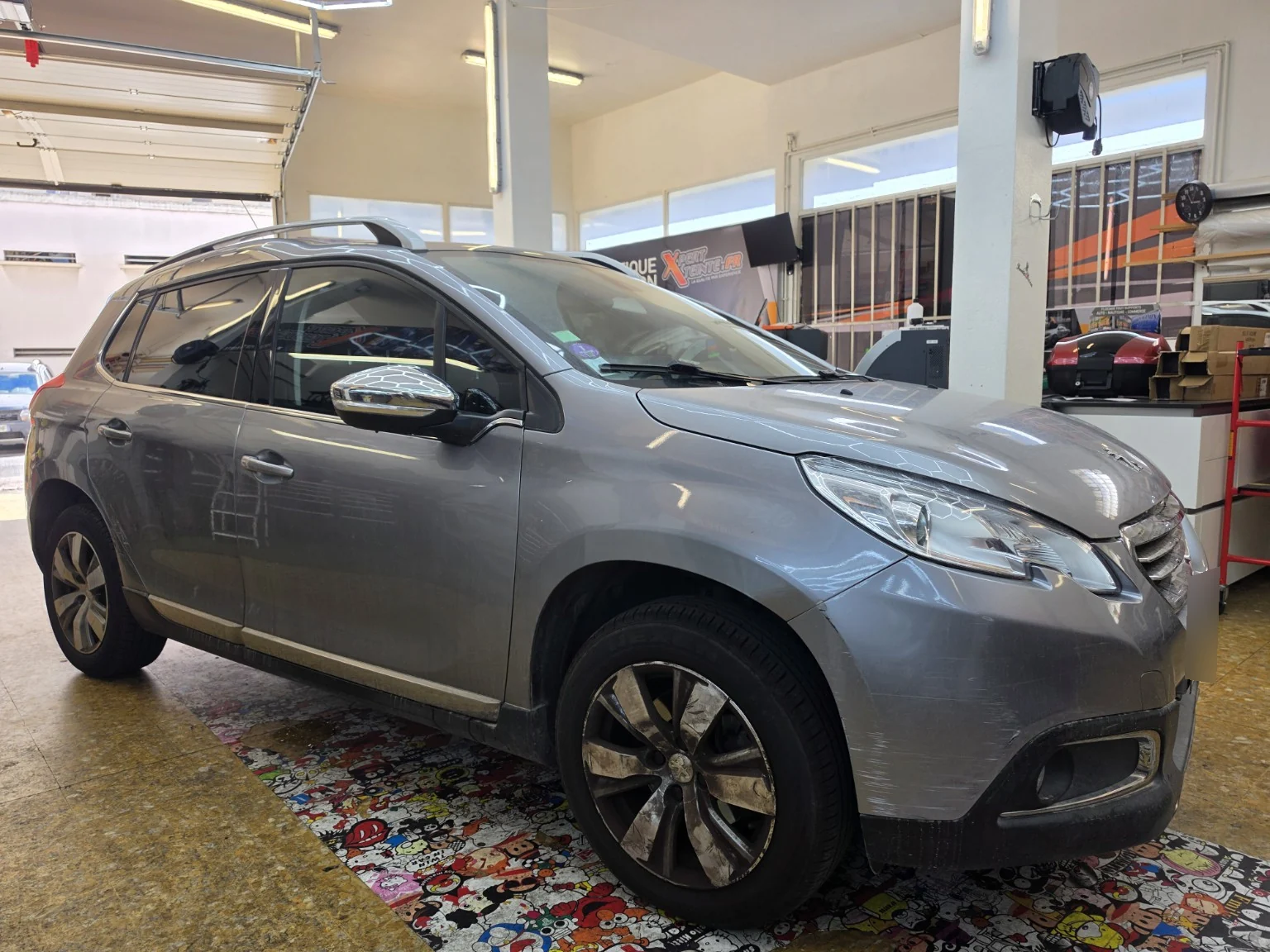 Vitres teintées Peugeot 2008 grise dans l’atelier Xpert Teinte à Toulon