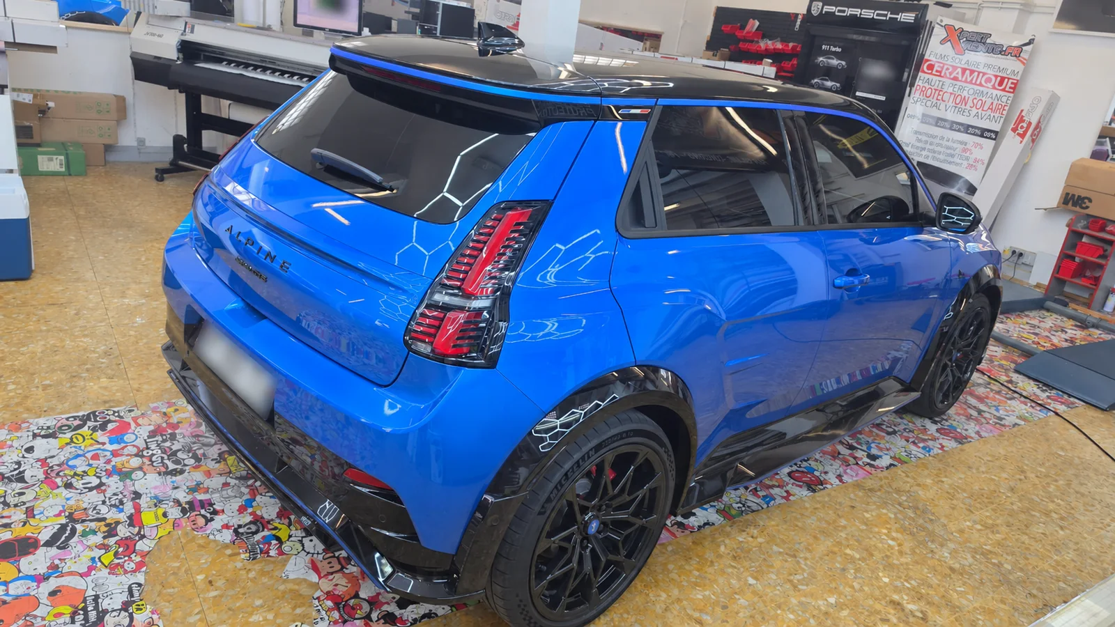 Vitres teintées Alpine A290 à Toulon – profil droit Alpine A290 GTS bleue vue de trois quarts arrière droit, avec ses vitrages latéraux et son toit noir.