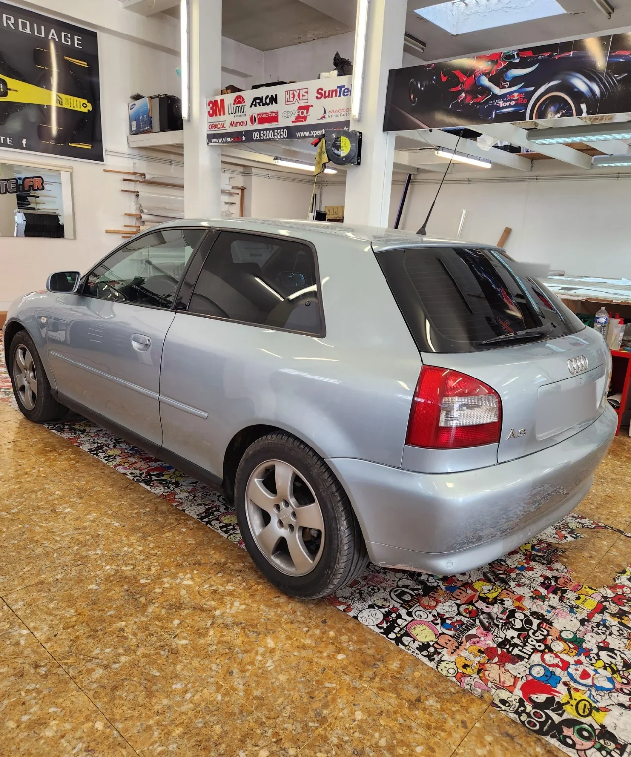 Audi A3 trois portes – vitres teintées 30 % et 95 % Audi A3 trois portes argentée vue de trois-quarts arrière avec ses vitres teintées à Toulon.
