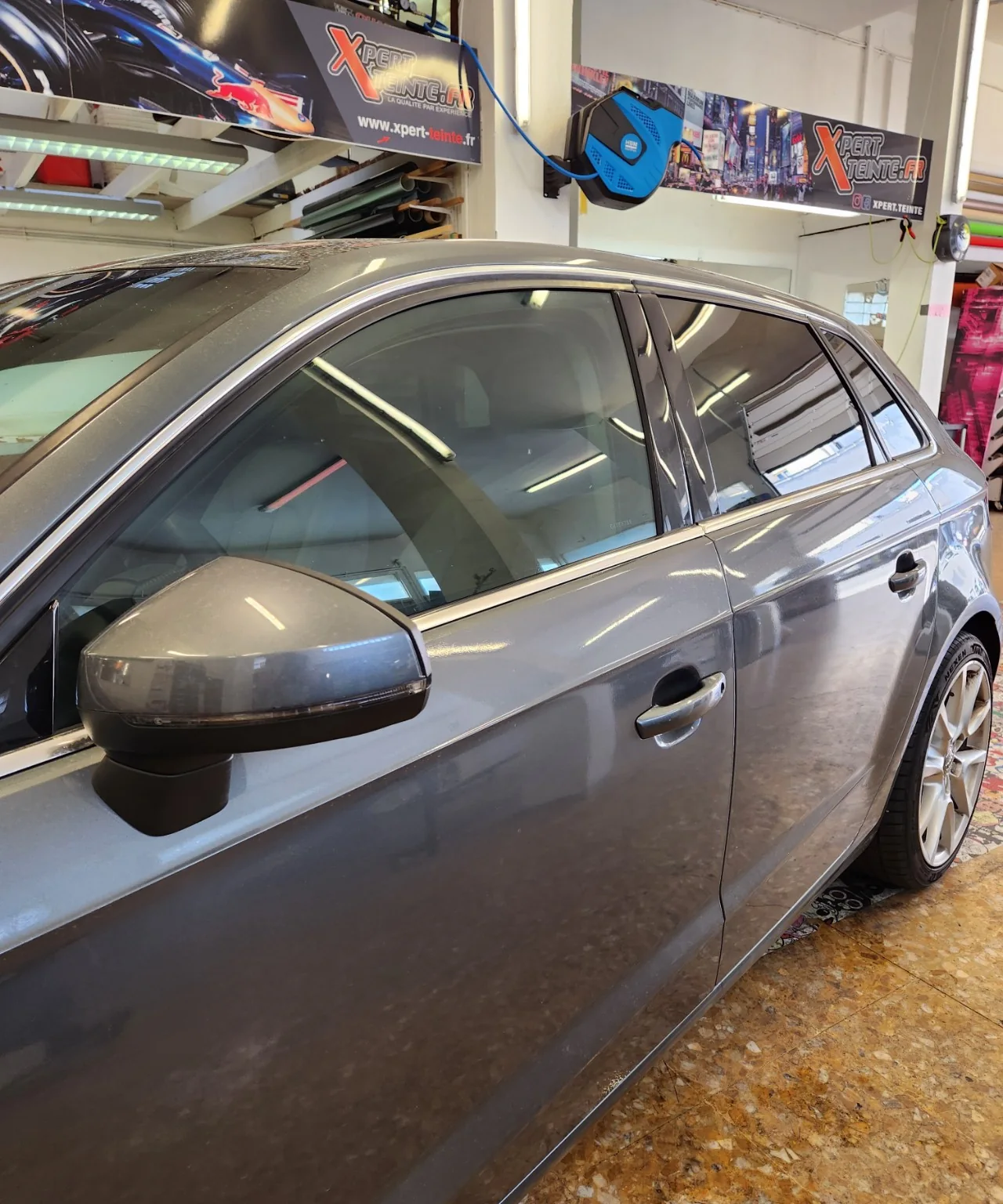Audi A3 Sportback – détail des vitres avant et arrière Vitrages latéraux de l’Audi A3 Sportback grise : avant à 30 %, vitres de portes arrière et custodes à 95 %.