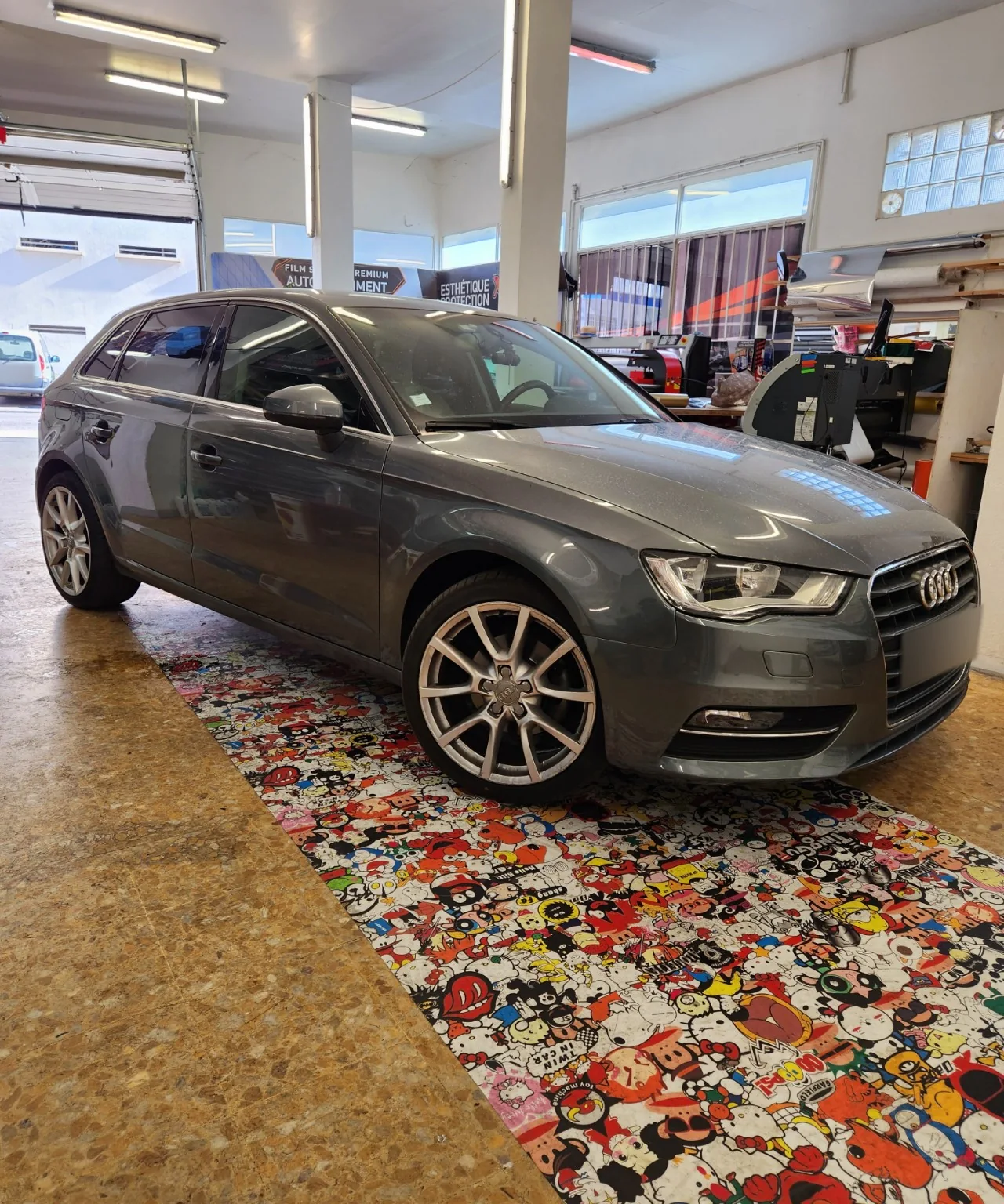 Audi A3 Sportback – vitres teintées 30 % et 95 % Audi A3 Sportback grise à cinq portes vue de trois-quarts avant après la pose de films teintés à Toulon.