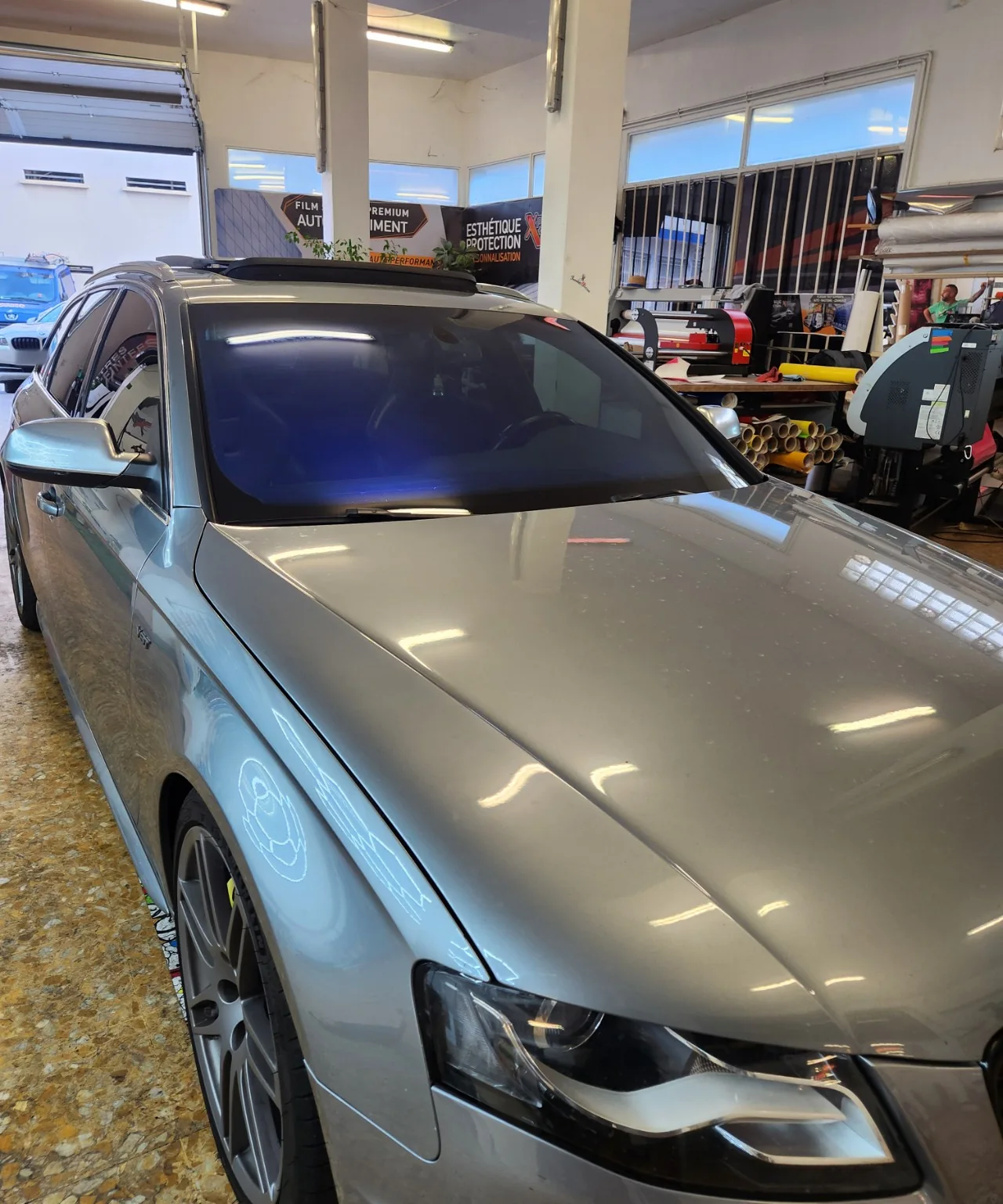 Audi A4 Avant – reflet bleu du pare-brise Iridium Vue avant rapprochée de l’Audi A4 Avant B8 mettant en évidence le reflet bleu du film Iridium sur le pare-brise.