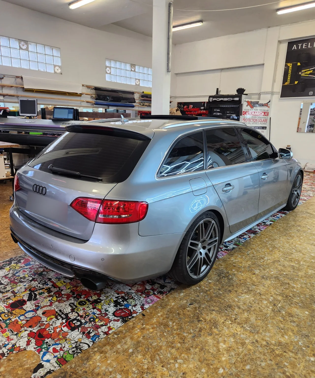 Audi A4 Avant B8 – trois-quarts arrière teinté à 80 % Audi A4 Avant B8 gris argent vue de trois-quarts arrière droit à Toulon, avec la lunette du hayon et les vitres arrière teintées.