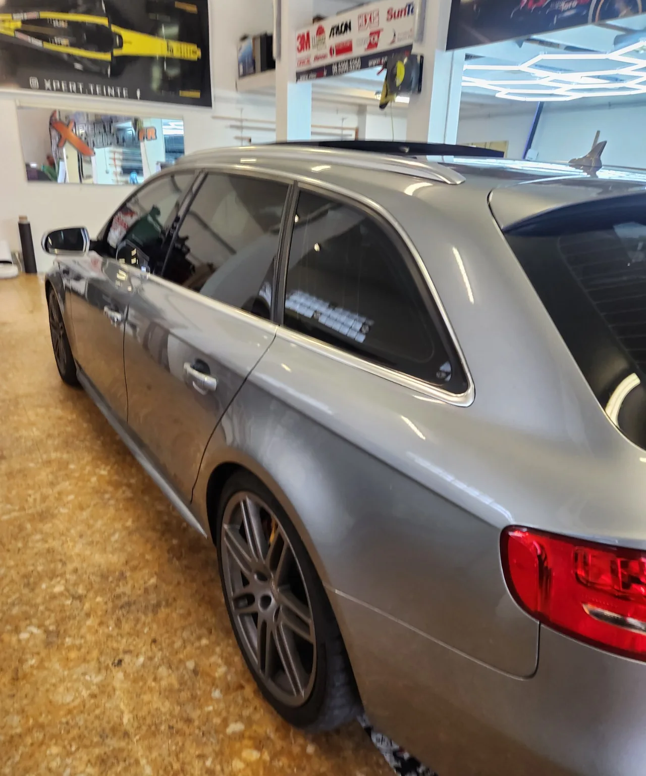 Audi A4 Avant B8 – vitres latérales teintées 50 % et 80 % Vitrages latéraux de l’Audi A4 Avant B8 gris argent, avec les vitres avant à 50 % et le trois-quarts arrière à 80 %.