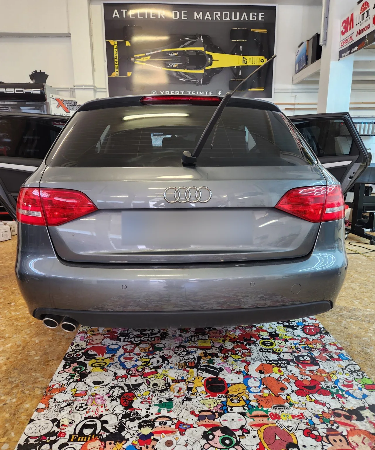 Audi A4 Avant – feux avant la pose du film Vue arrière de l’Audi A4 Avant avant la teinte des feux.