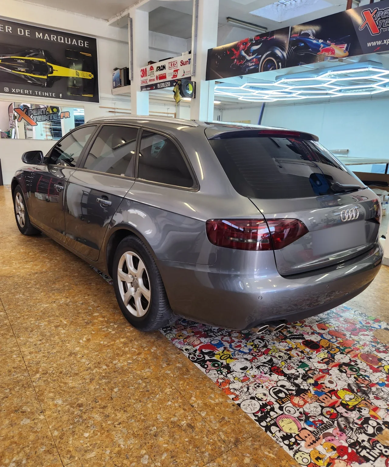 Audi A4 Avant – feux arrière teintés Audi A4 Avant grise vue de trois-quarts arrière après la teinte des feux.