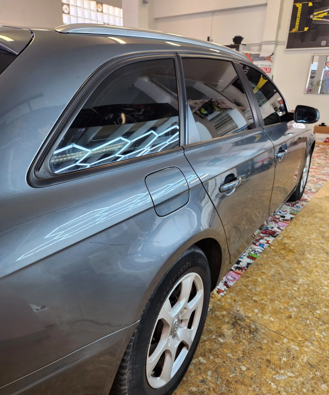 Audi A4 Avant – vitres arrière et custode à 80 % Vitres arrière et custode teintées sur l’Audi A4 Avant grise.