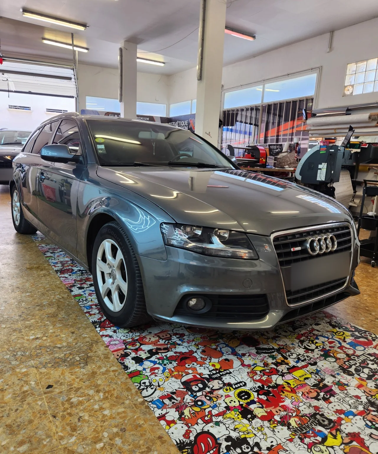 Audi A4 Avant – vitres teintées 30 % et 80 % Audi A4 Avant grise vue de trois-quarts avant avec ses vitres teintées à Toulon.