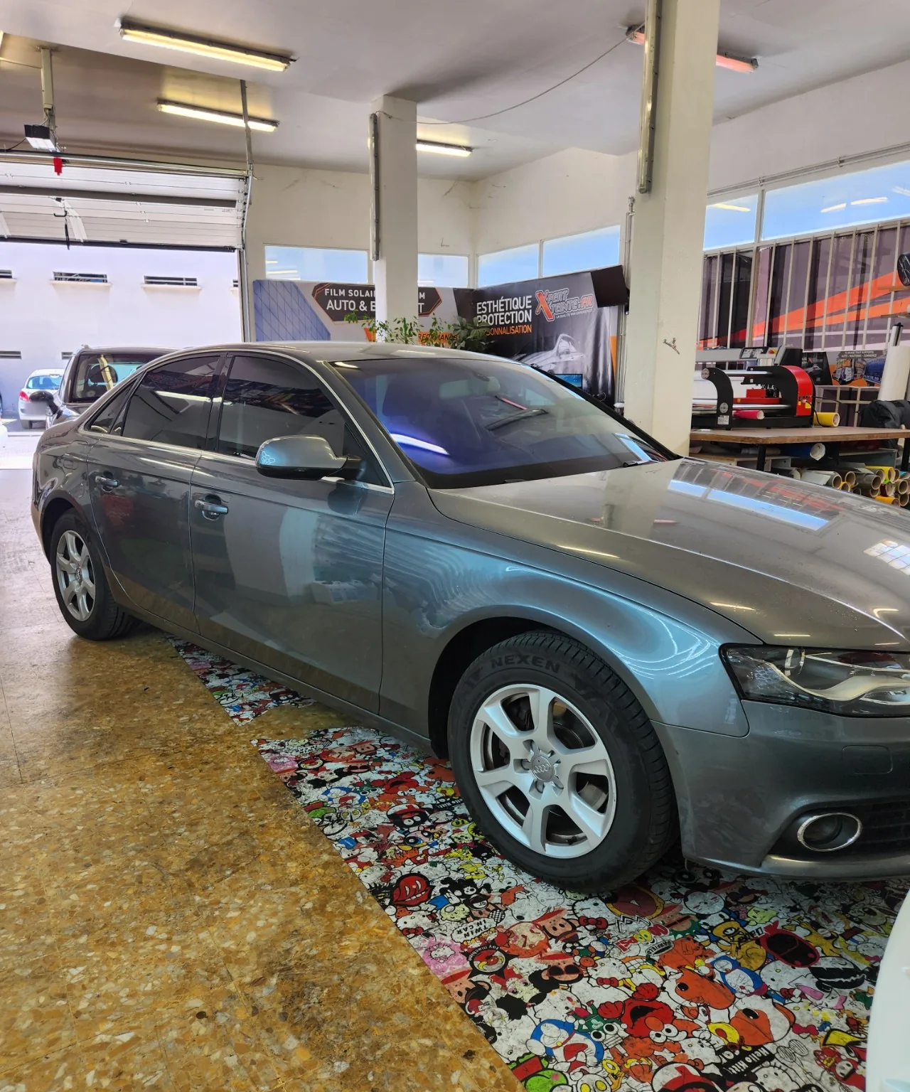 Audi A4 berline B8 : pare-brise Iridium bleu, vitres avant à 50 % et arrière à 80 %.
