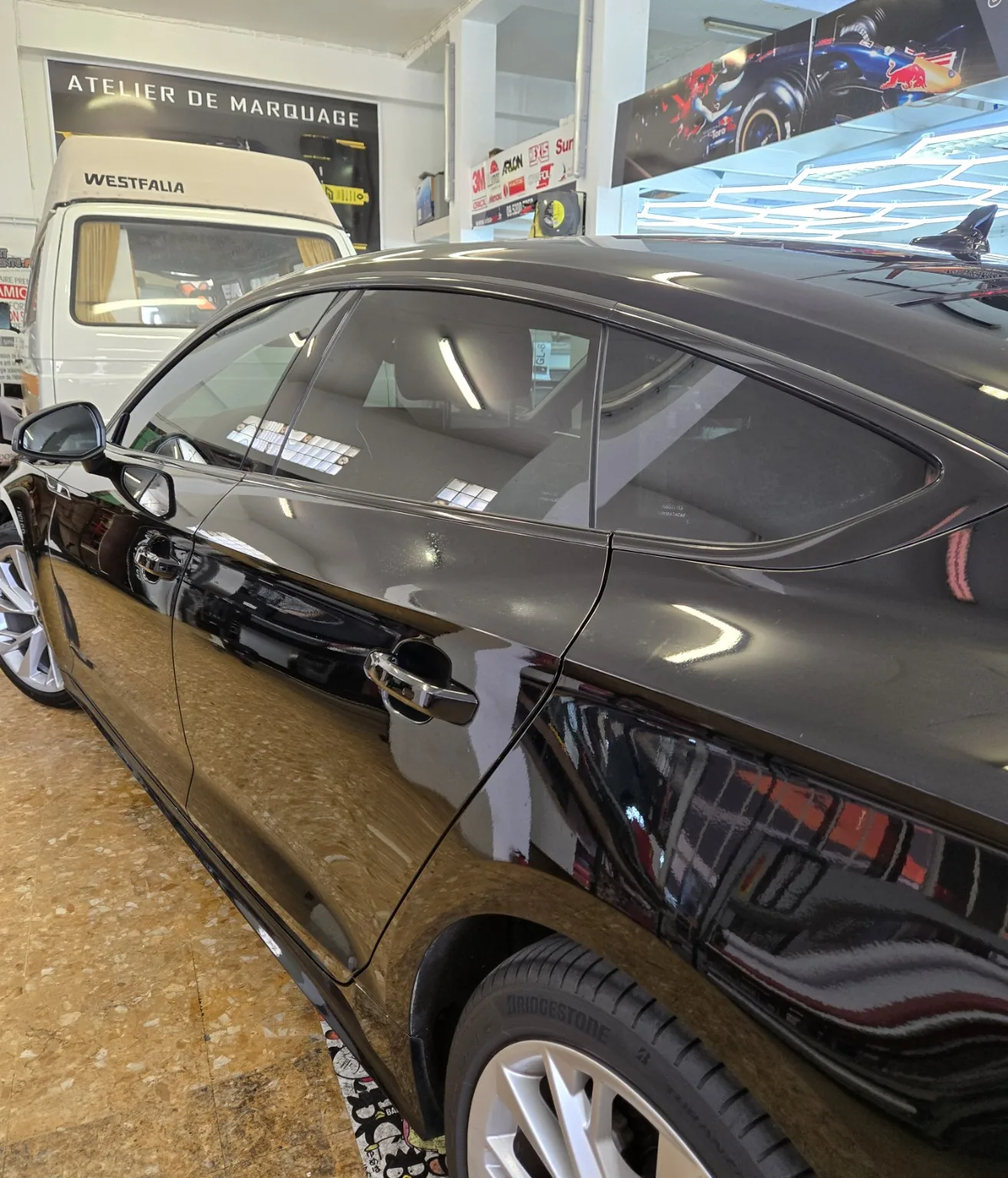 Audi A5 Sportback B9 – détail des vitres latérales Détail des vitres latérales de l’Audi A5 Sportback B9 : teinte avant à 30 % et arrière à 80 %.