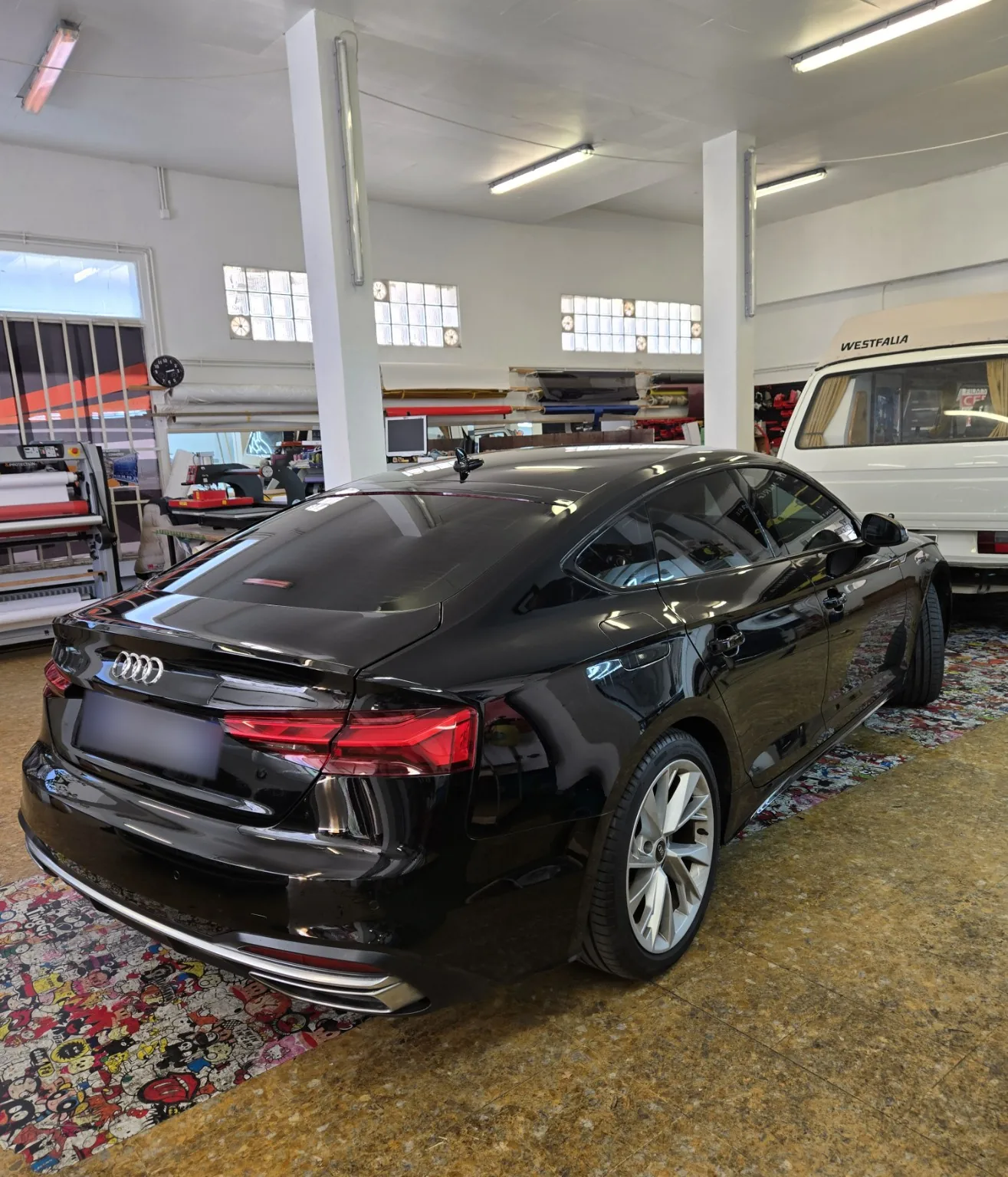 Audi A5 Sportback B9 – vue arrière droite Audi A5 Sportback noire vue arrière droite avec sa lunette et ses vitres arrière teintées à 80 % chez Xpert Teinte à Toulon.