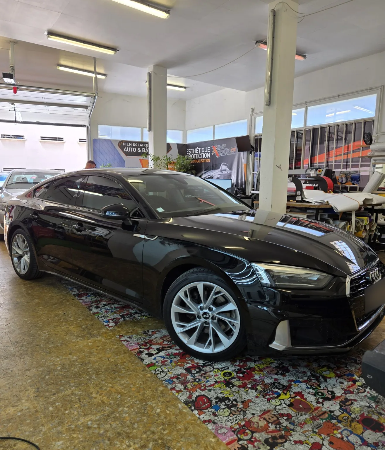 Audi A5 Sportback B9 – vue avant Audi A5 Sportback B9 noire, type F5, avec ses vitres avant à 30 % et arrière à 80 %, vue avant à Toulon.