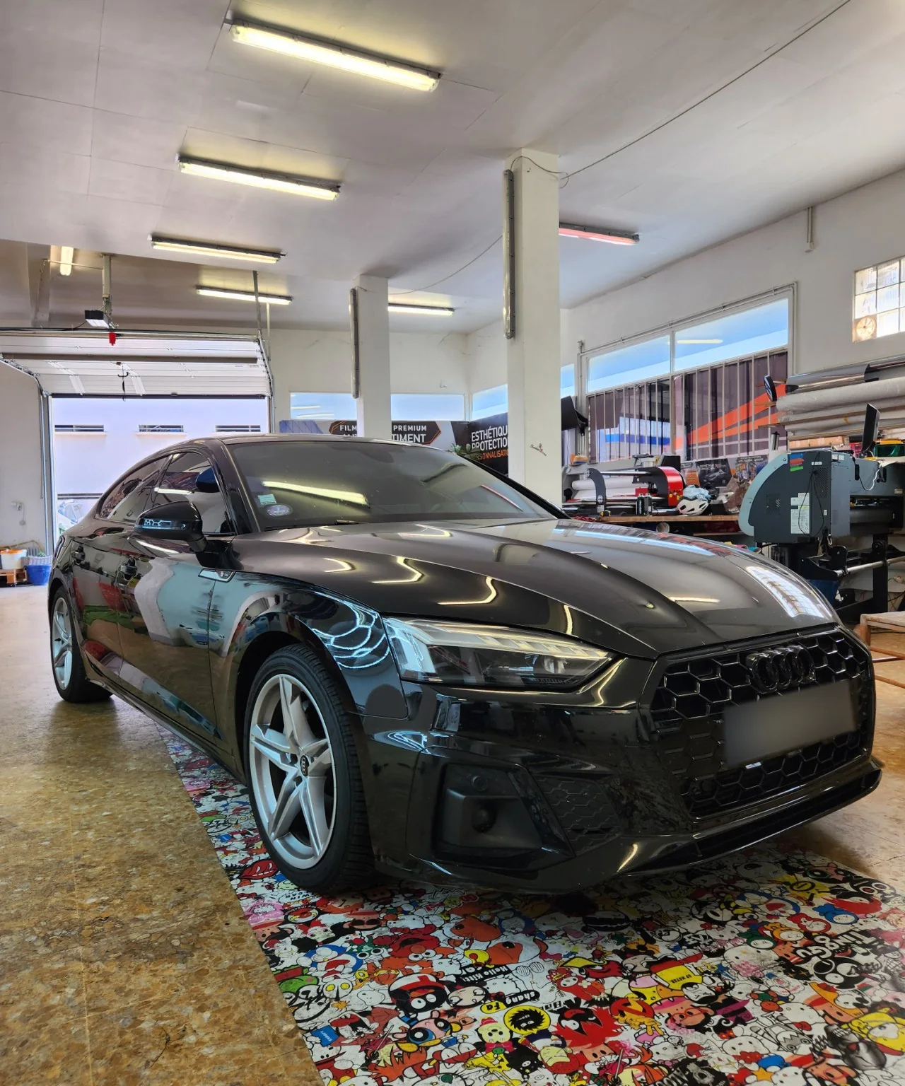 Audi A5 Sportback noire – vitres teintées 50 % / 95 % Audi A5 Sportback noire vue de trois-quarts avant, après pose de films teintés à 50 % à l’avant et 95 % à l’arrière.