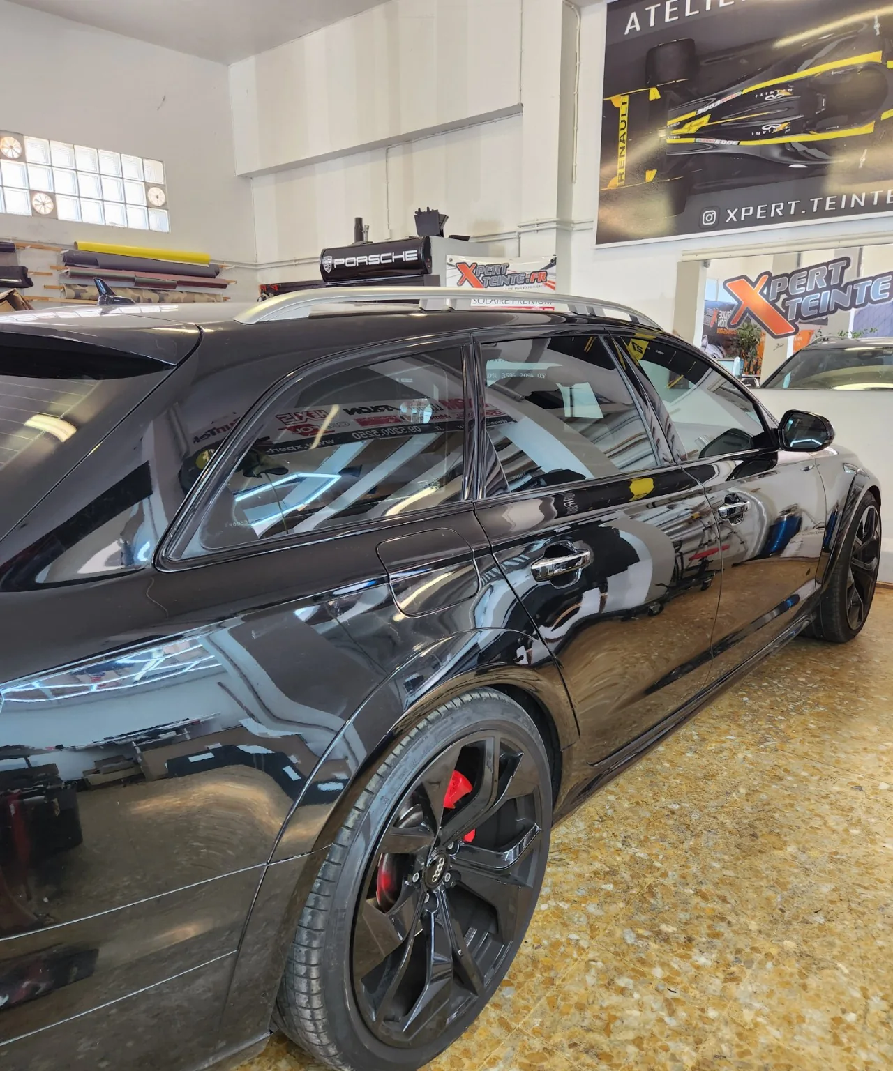 Audi A6 Avant – contours de vitres après déchromage Détail du côté droit de l’Audi A6 Avant, avec les encadrements de vitres en noir brillant après déchromage.