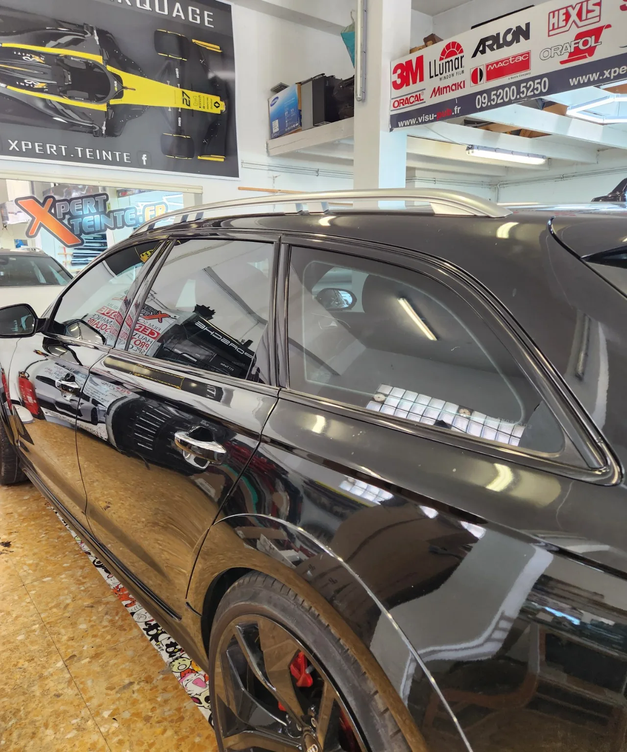 Audi A6 Avant – détail du déchromage côté gauche Vue rapprochée des vitres et de leurs contours noirs brillants sur le côté gauche de l’Audi A6 Avant.