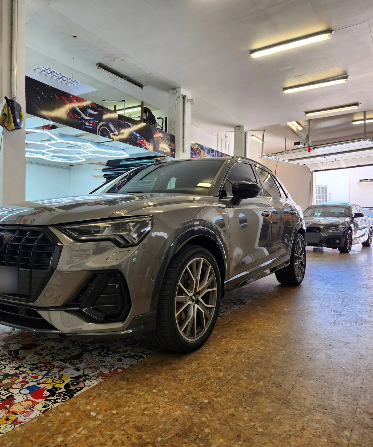 Audi Q3 gris F3 – vitres et phares teintés, vue avant Audi Q3 gris de deuxième génération, type F3, après la pose de films sur les vitres et les phares à Toulon.