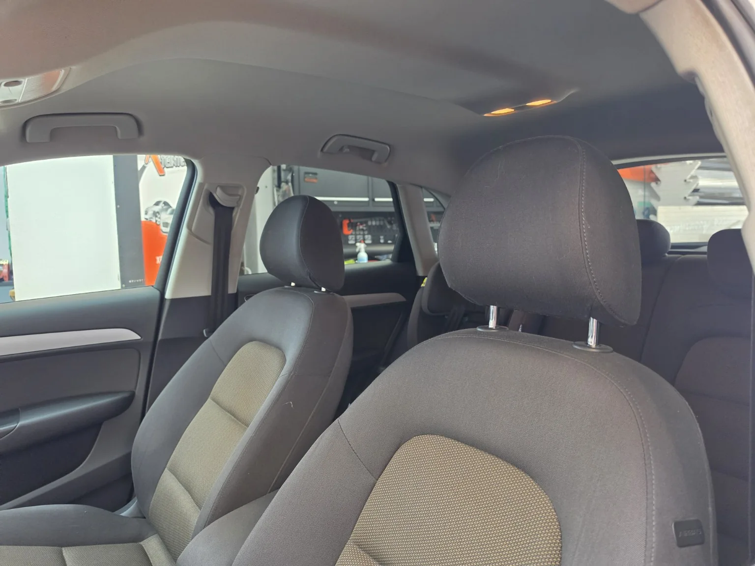 Audi Q3 – vue de l’habitacle après la pose Habitacle de l’Audi Q3 avec ses sièges en tissu et une vue des vitrages depuis l’intérieur.