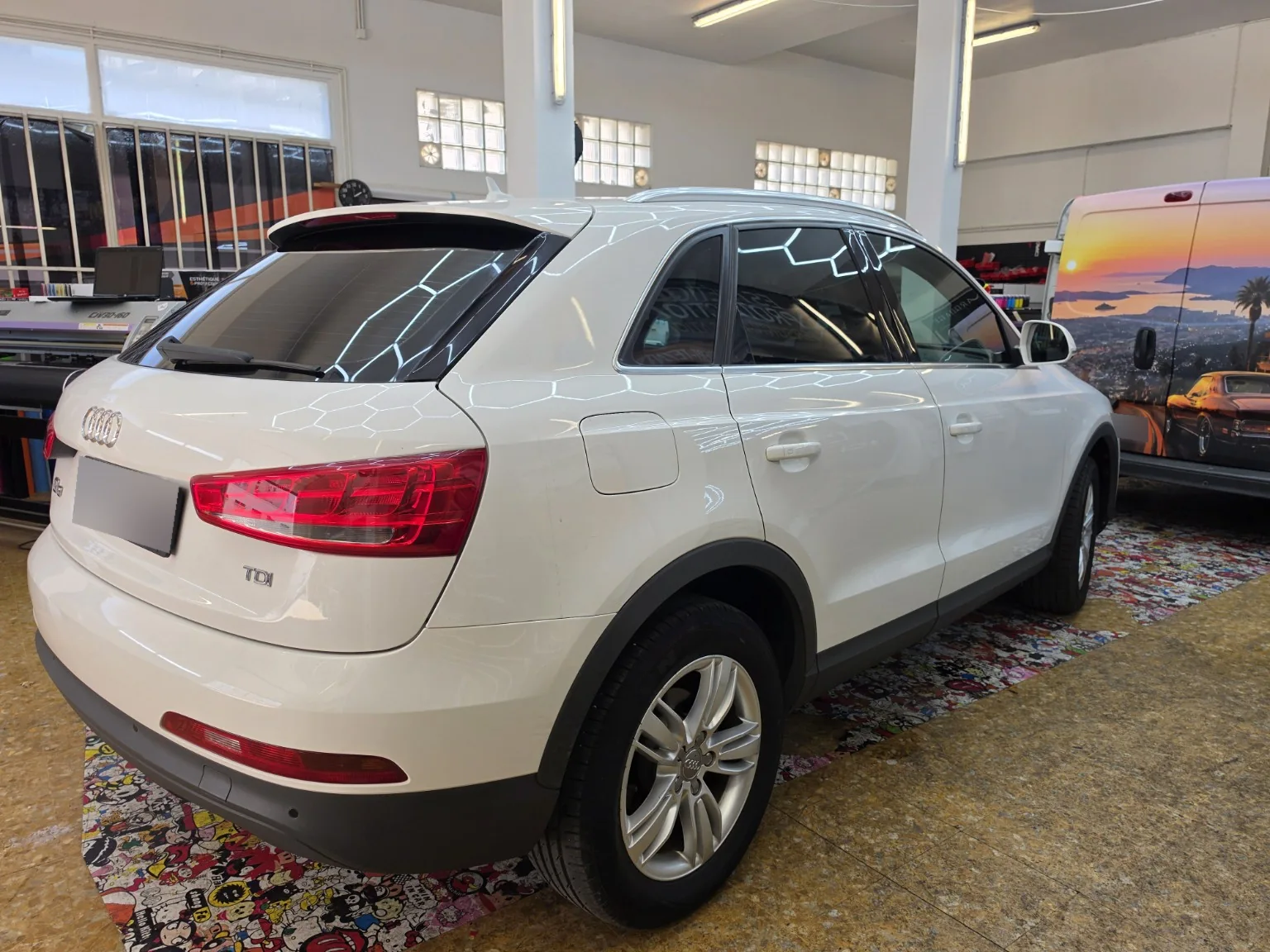 Protection solaire Audi Q3 – vue arrière droite Vue arrière droite de l’Audi Q3 blanc montrant la continuité des films sur les vitres arrière, les custodes et la lunette.