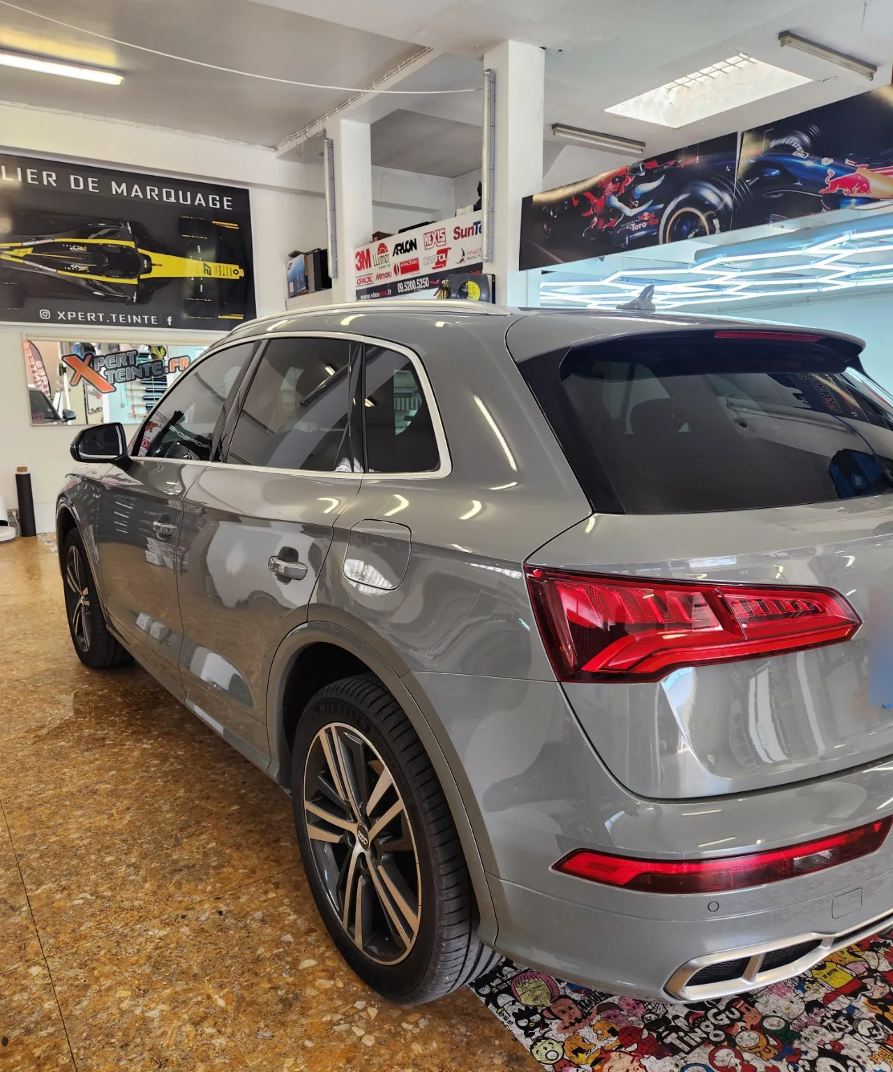 Audi Q5 gris – custode teintée Custode et vitre de porte arrière teintées sur l’Audi Q5 gris.