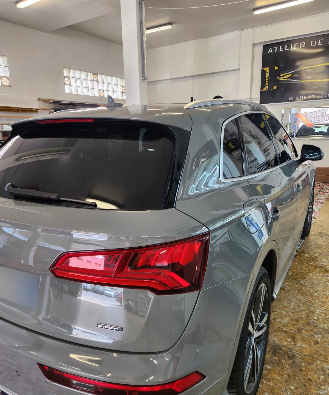 Audi Q5 gris – lunette arrière teintée Vue arrière du Q5 gris et de sa lunette teintée à 80 %.
