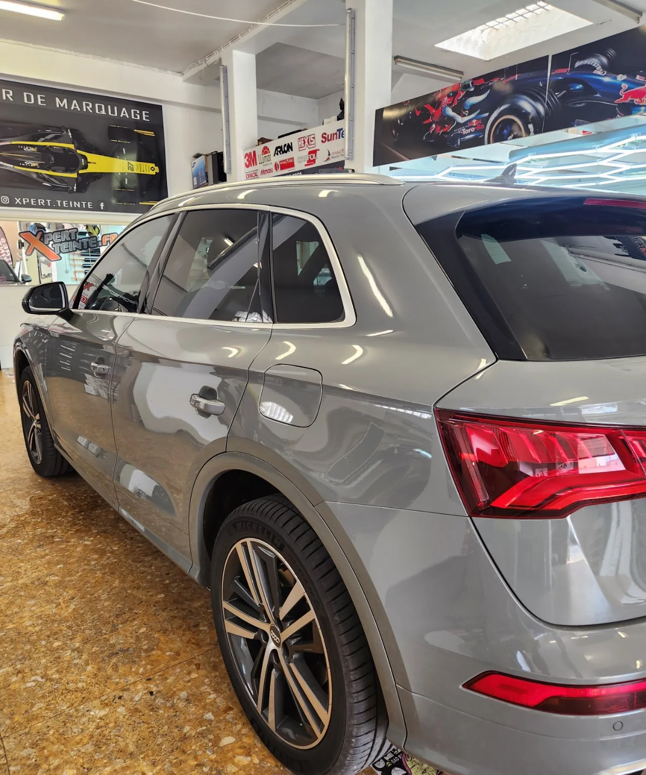 Audi Q5 gris – détail de la teinte arrière Détail des vitres arrière à 80 % et de la custode sur le Q5 gris.