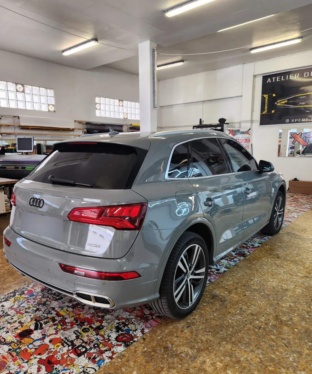Audi Q5 gris – résultat vu de l’arrière Audi Q5 gris vu de trois-quarts arrière avec les vitres arrière teintées.