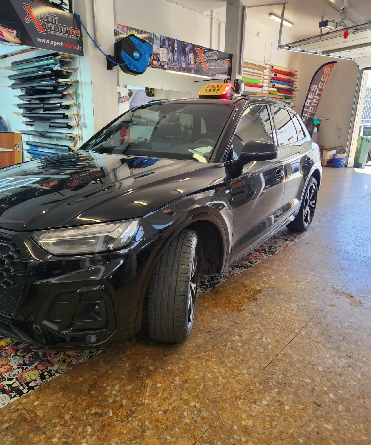 Audi Q5 taxi – vitres teintées et contours noirs Vue avant gauche du Q5 taxi noir avec vitres avant à 65 % et contours déchromés.