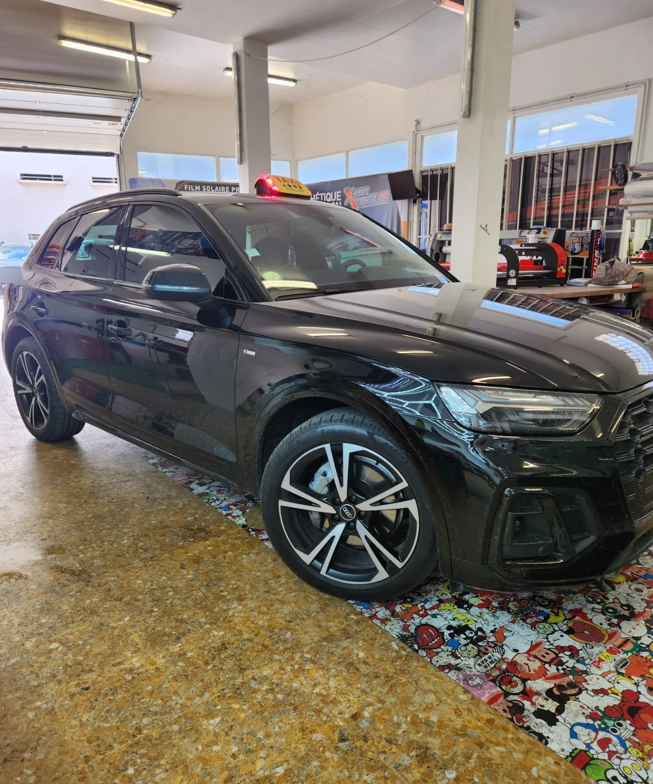 Audi Q5 taxi – vitres avant à 65 % Audi Q5 taxi noir vu de trois-quarts avant droit, après teinte des vitres avant.