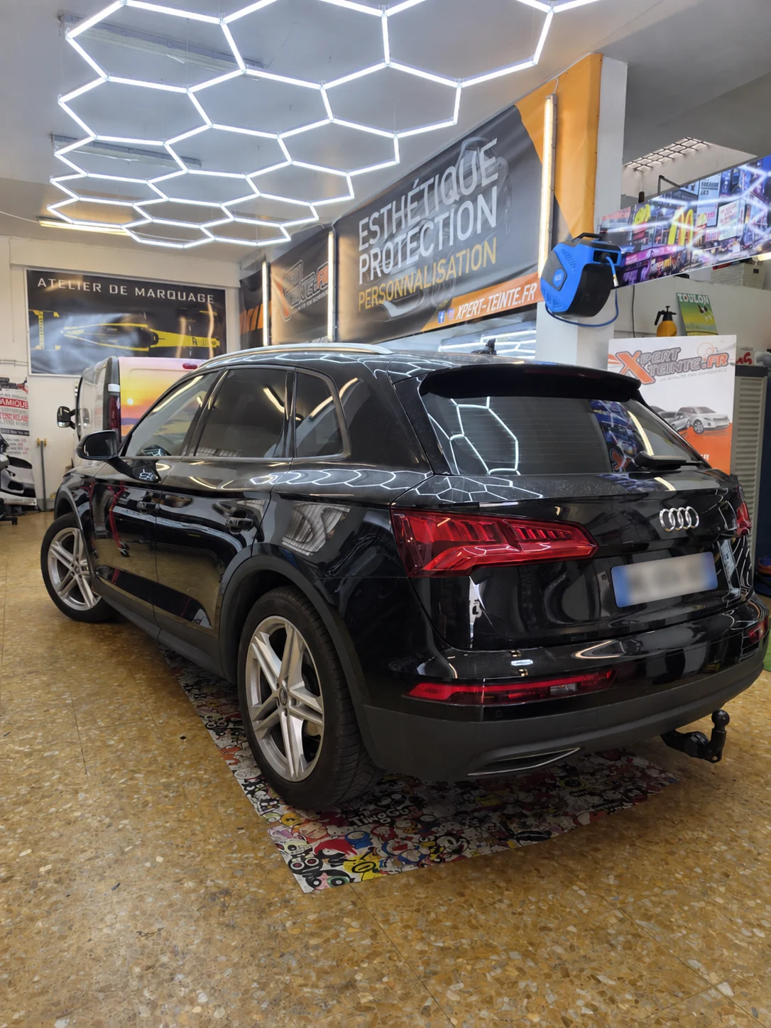 Audi Q5 à Toulon : une teinte arrière foncée choisie pour atténuer la luminosité autour des enfants.