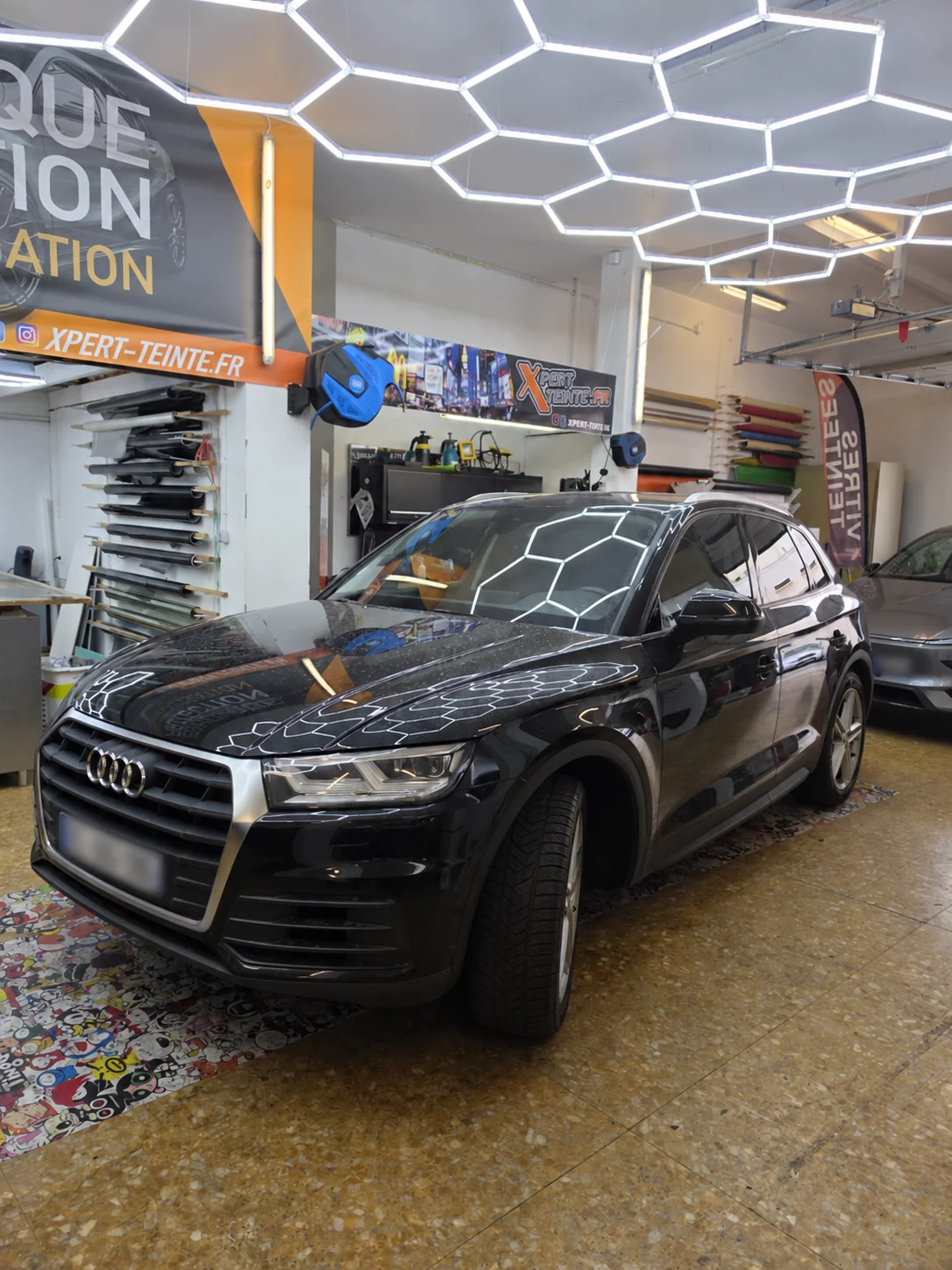 Vitres teintées Audi Q5 à Toulon – vue avant Audi Q5 noir aux vitres teintées dans l’atelier Xpert Teinte à Toulon.