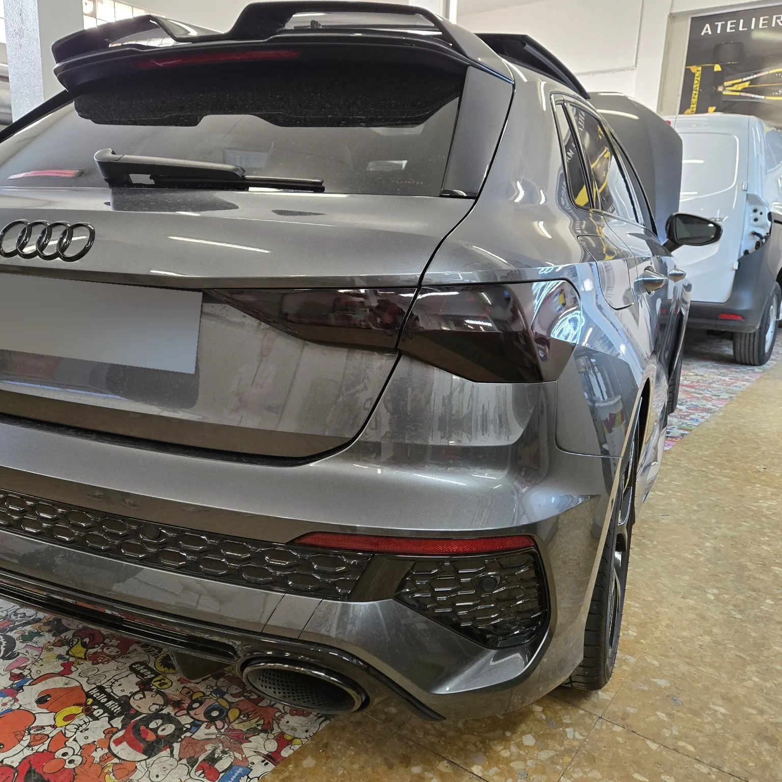 Audi RS3 – feu arrière droit et catadioptre Détail du feu arrière droit et du catadioptre dans le pare-chocs de l’Audi RS3.