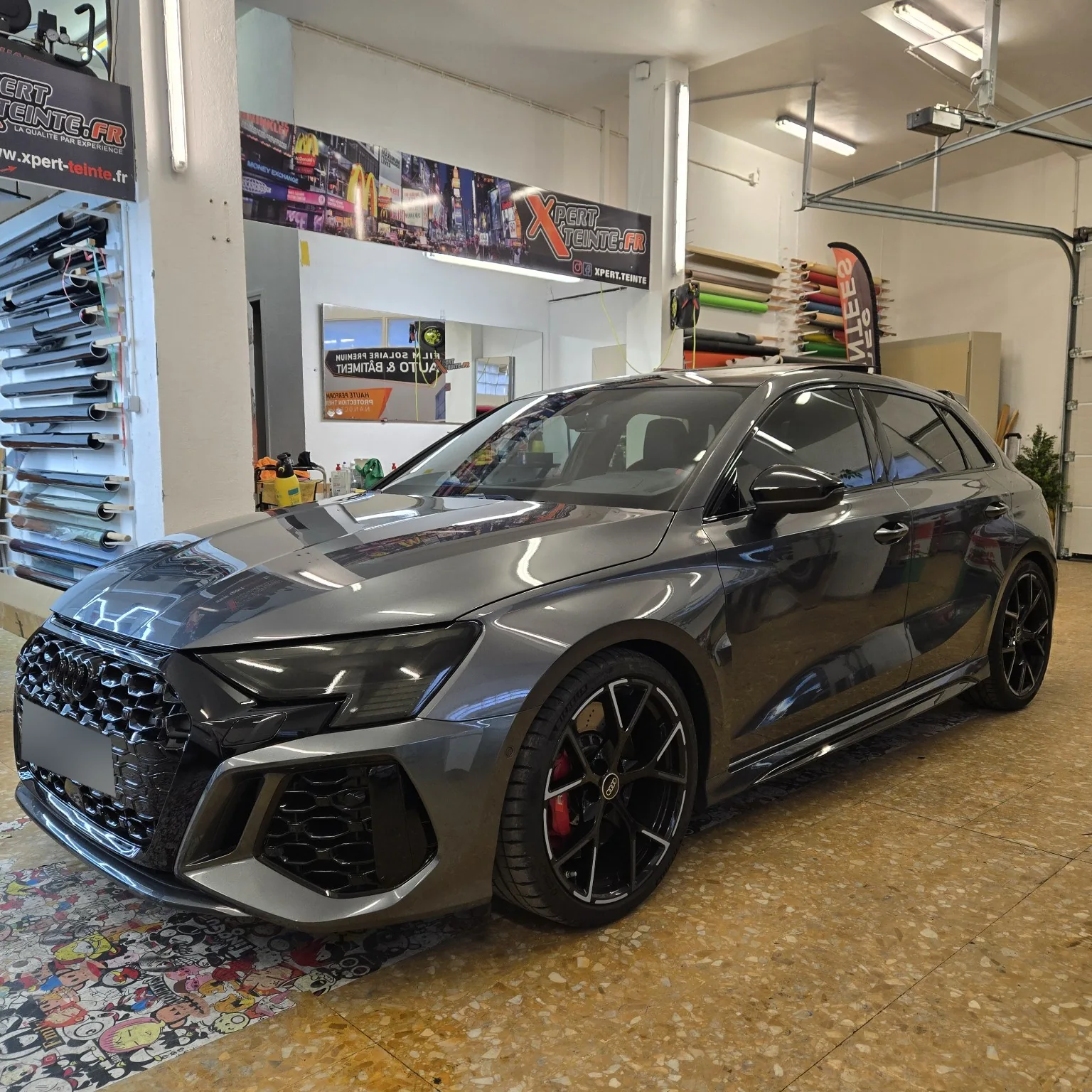 Vitres teintées Audi RS3 à Toulon – vue avant Audi RS3 Sportback grise vue de trois quarts avant dans l’atelier Xpert Teinte à Toulon.