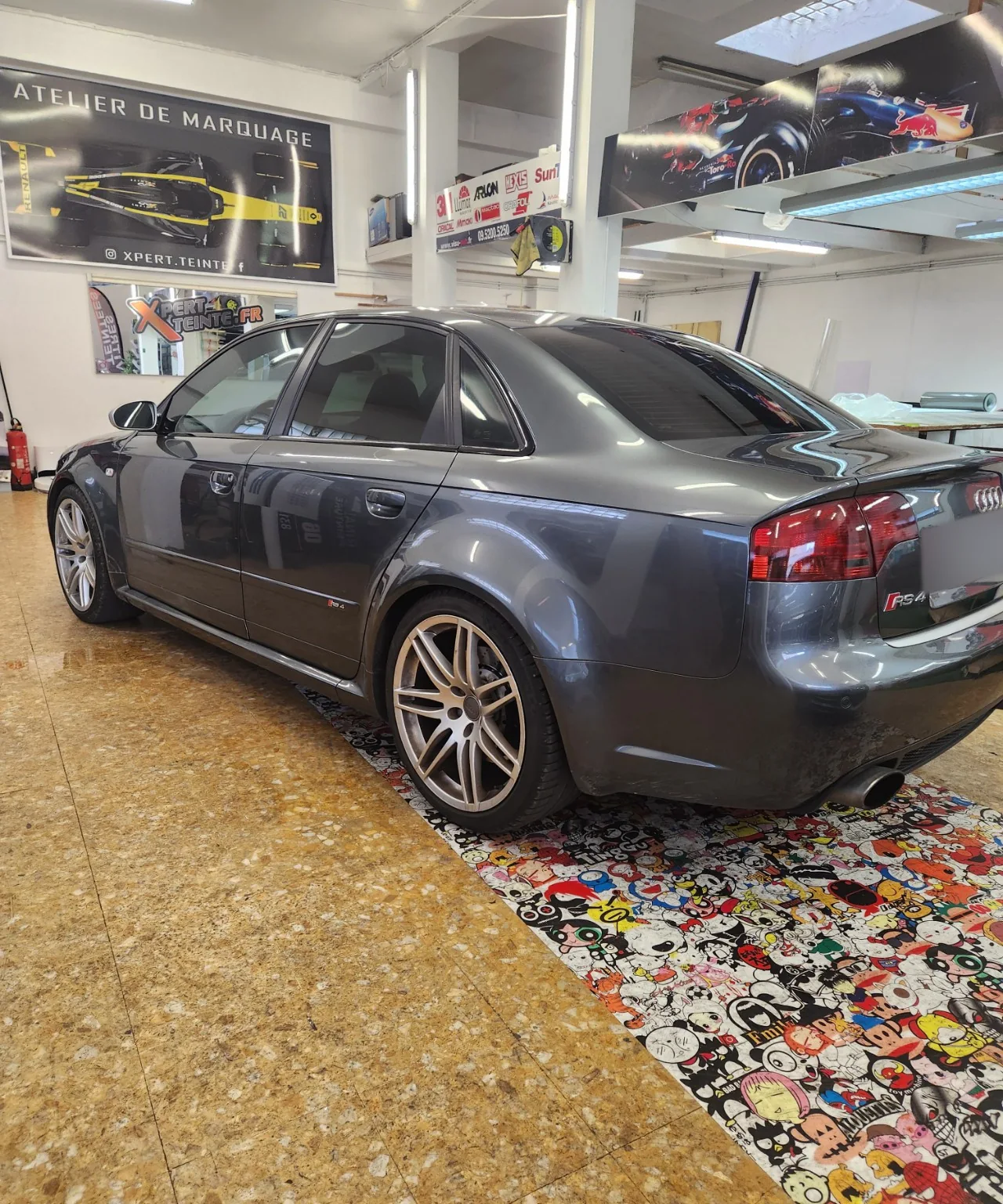 Audi RS4 berline – vitres teintées 30 % et 95 % Audi RS4 berline grise vue de trois-quarts arrière avec les vitres teintées.