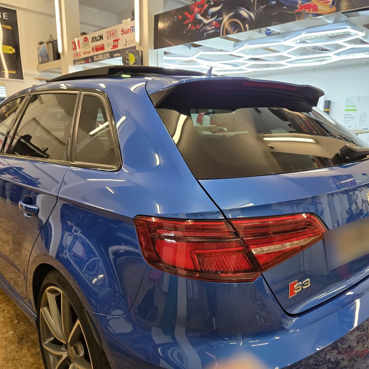 Audi S3 bleue – détail de la lunette et des vitres arrière Détail de la lunette et des vitres latérales arrière à 65 % de l’Audi S3 bleue à Toulon.