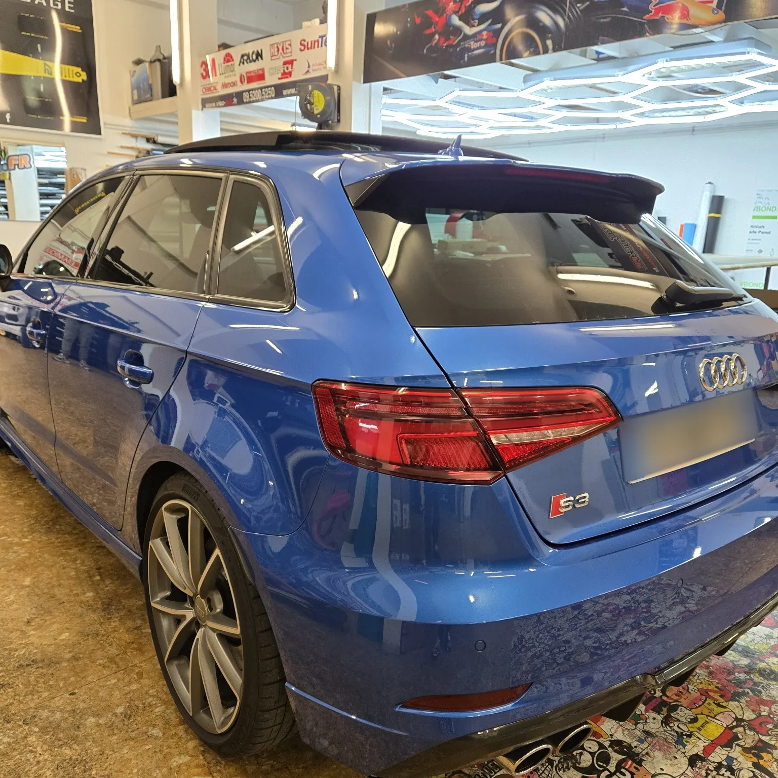 Audi S3 bleue – trois-quarts arrière Audi S3 bleue vue de trois-quarts arrière après la pose de films solaires à 65 % à Toulon.