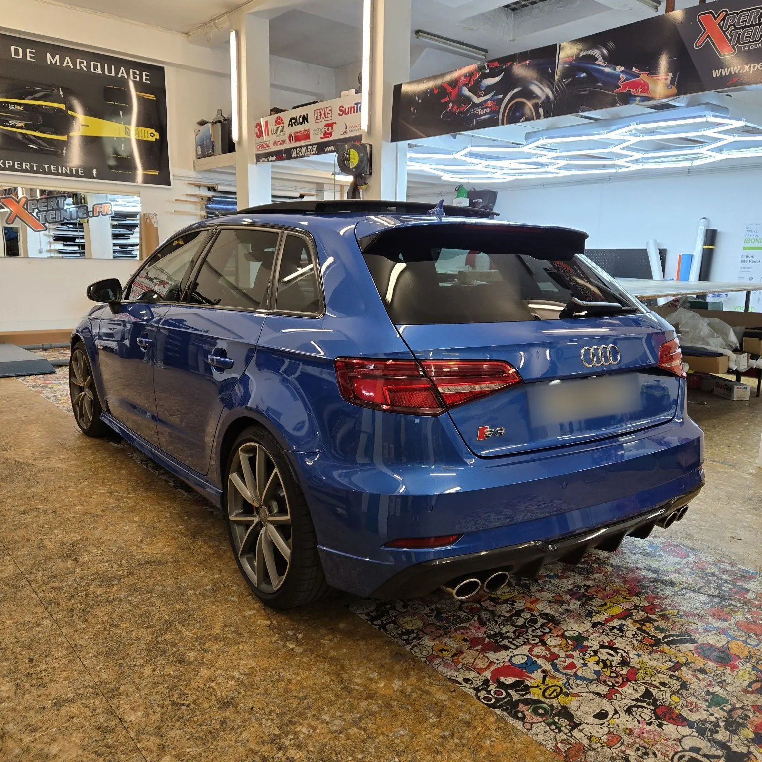 Audi S3 bleue – vue arrière gauche Audi S3 Sportback bleue aux vitres teintées à 65 %, vue arrière gauche chez Xpert Teinte à Toulon.