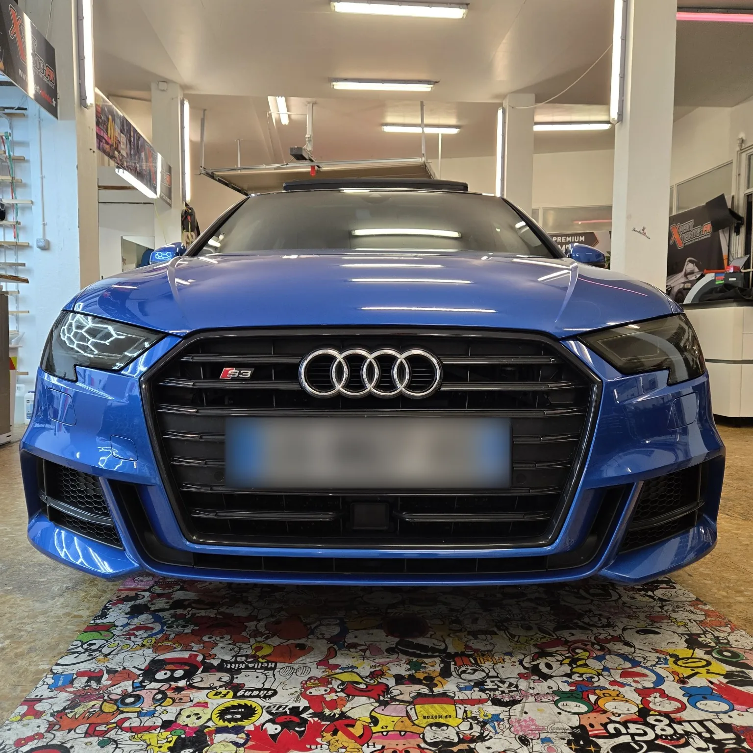Audi S3 bleue – vue de face Vue de face de l’Audi S3 bleue dans l’atelier Xpert Teinte à Toulon, sans traitement des phares.