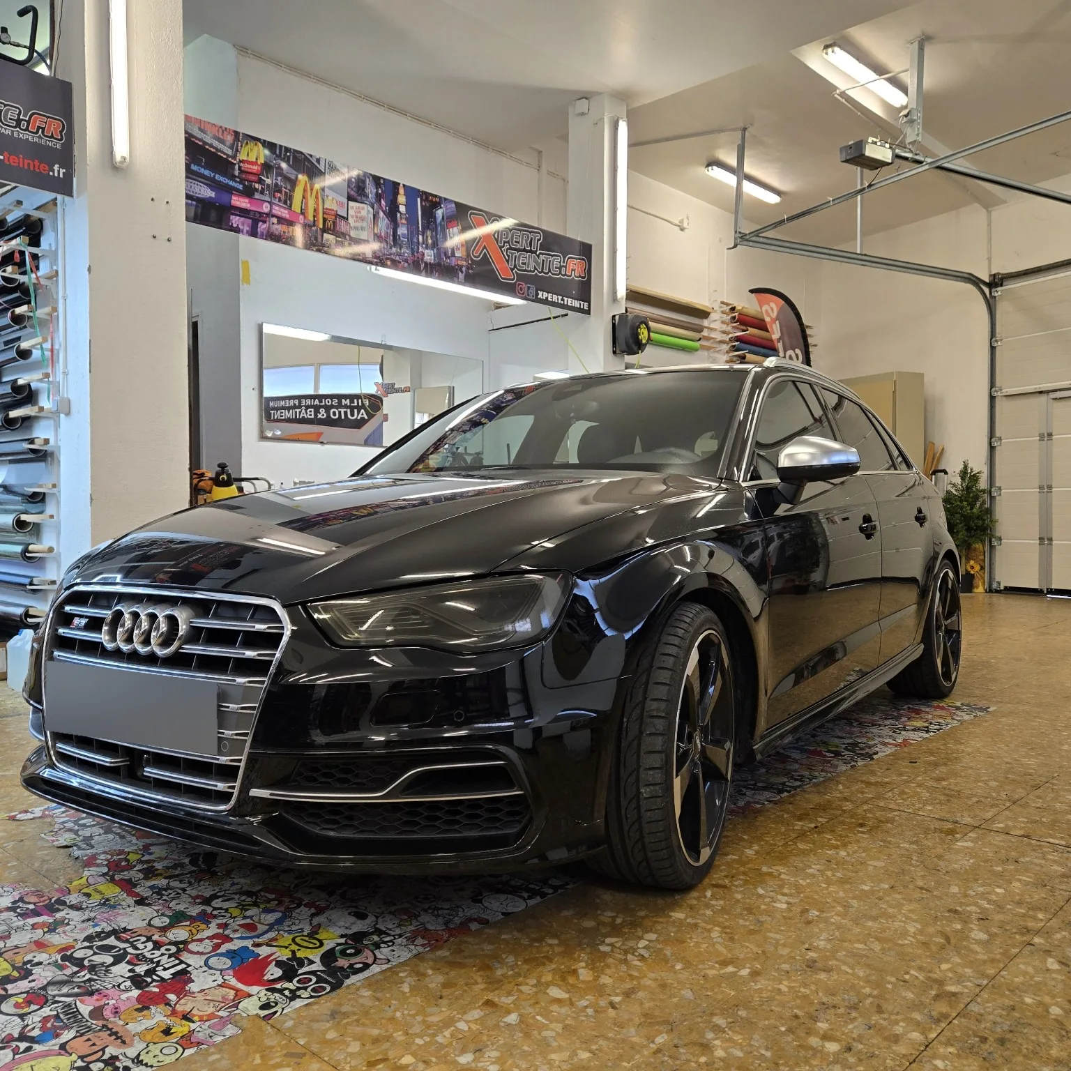 Audi S3 – phares teintés, vue avant gauche Vue avant gauche de l’Audi S3 noire avec ses optiques à l’aspect fumé.