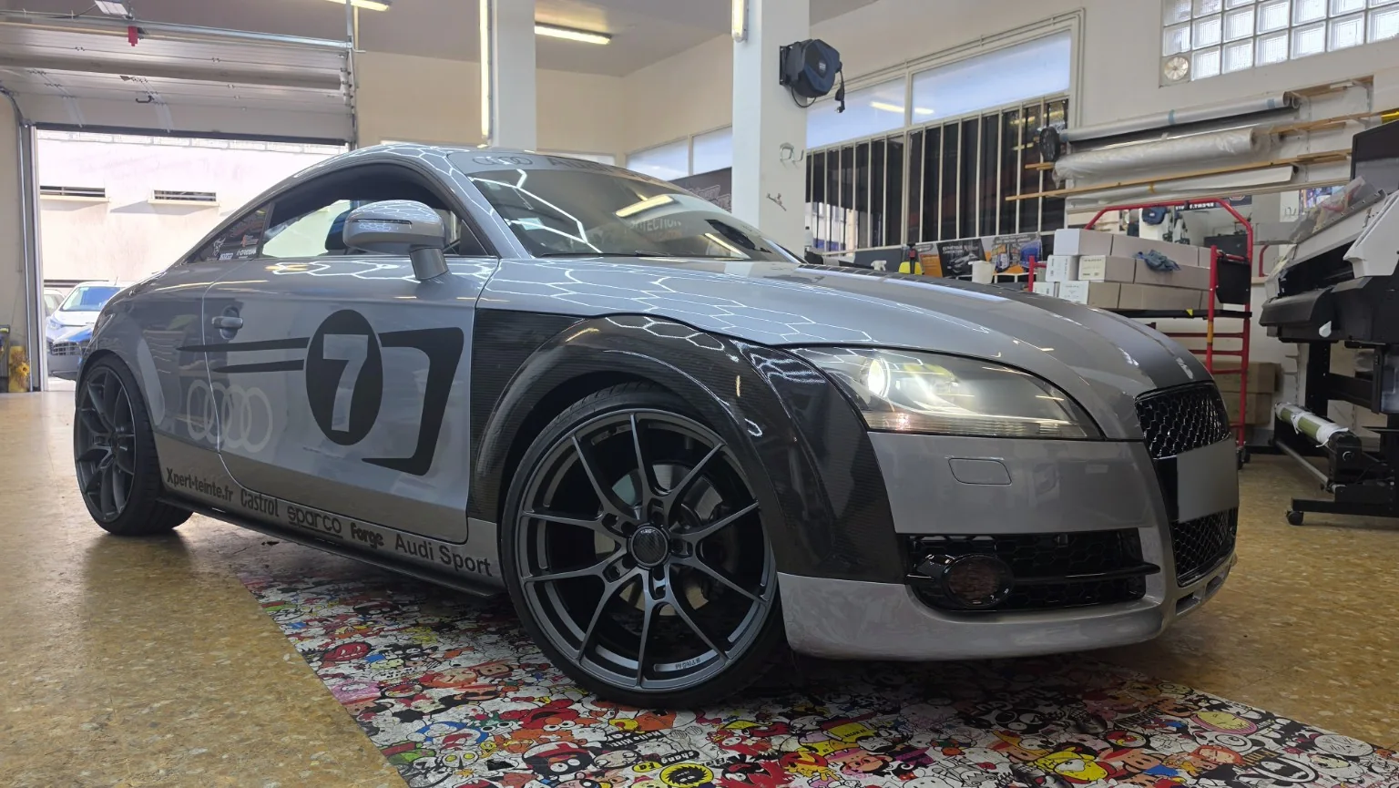 Protection solaire des vitrages et kit déco sportif réunis sur la TT MK2.