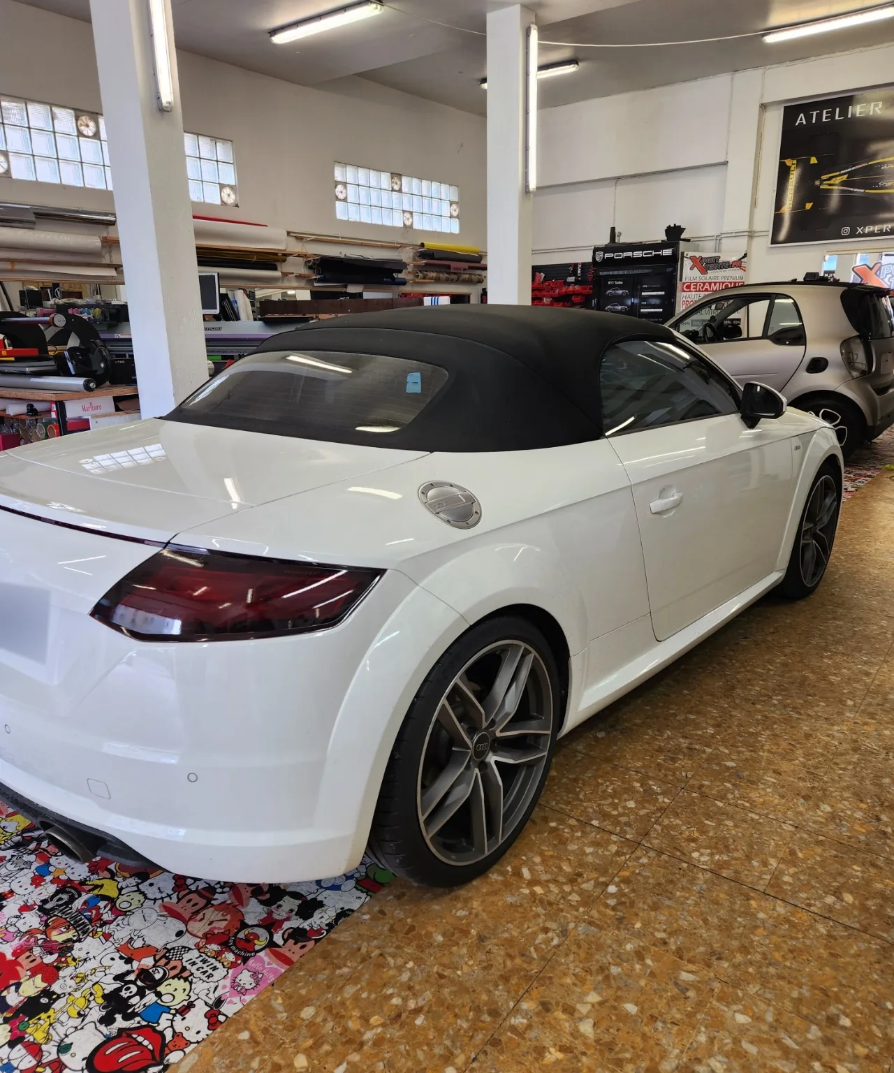 Audi TT Roadster – vitres teintées 65 % et 80 % Audi TT Roadster blanche avec capote noire, vue de trois-quarts arrière après teinte des vitrages.