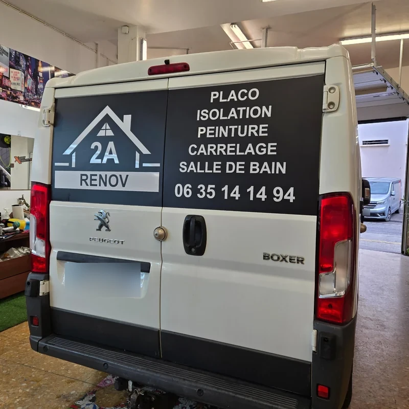 Panneaux 2A RENOV et liste de prestations sur les portes arrière d’un Peugeot Boxer blanc