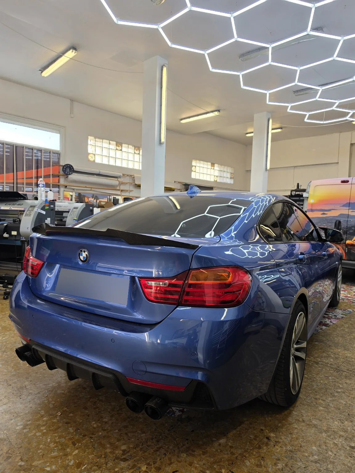 BMW Série 4 F36 – film solaire arrière à 80 % Vue arrière de la BMW Série 4 Gran Coupé bleue avec sa lunette et ses vitres latérales arrière teintées.