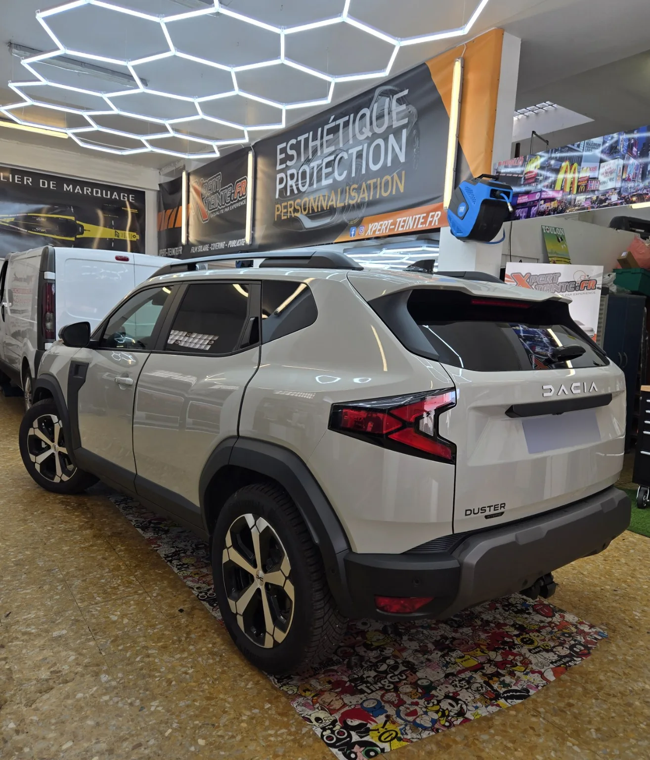 Dacia Duster blanc – film de discrétion arrière à 80 % Dacia Duster blanc vu de trois quarts arrière avec lunette et vitres latérales arrière teintées.