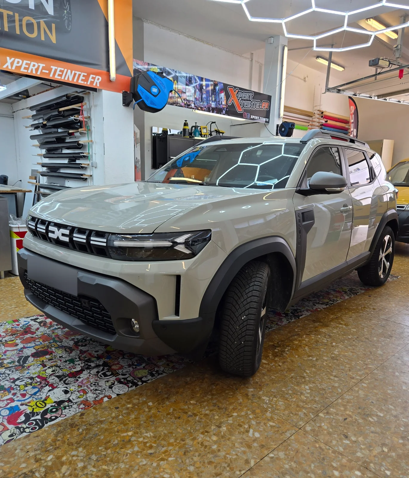 Vitres teintées Dacia Duster à Toulon – vue avant Dacia Duster beige, pare-brise et vitrages latéraux visibles, dans l’atelier Xpert Teinte.