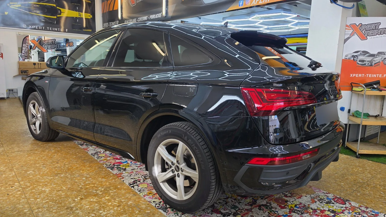 Audi Q5 après déchromage – vue arrière gauche Même Audi Q5 vu de trois quarts arrière gauche après déchromage, avec ses contours de vitres et ses garnitures en noir brillant.