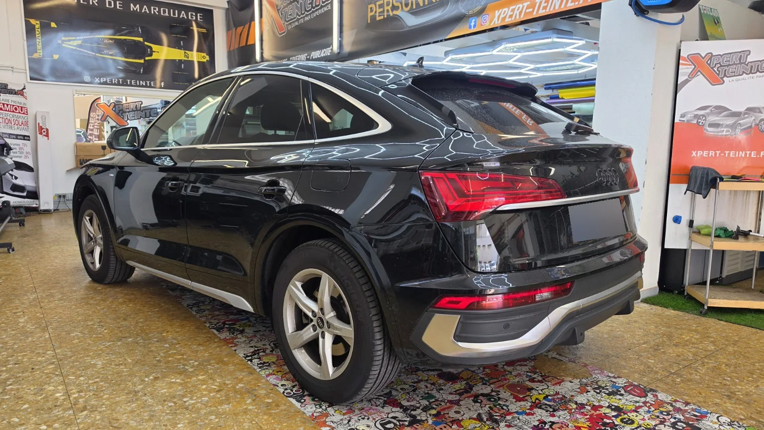 Audi Q5 avant déchromage – contours chromés et garnitures arrière Audi Q5 noir avant déchromage, avec les contours de vitres chromés et les garnitures arrière argentées.