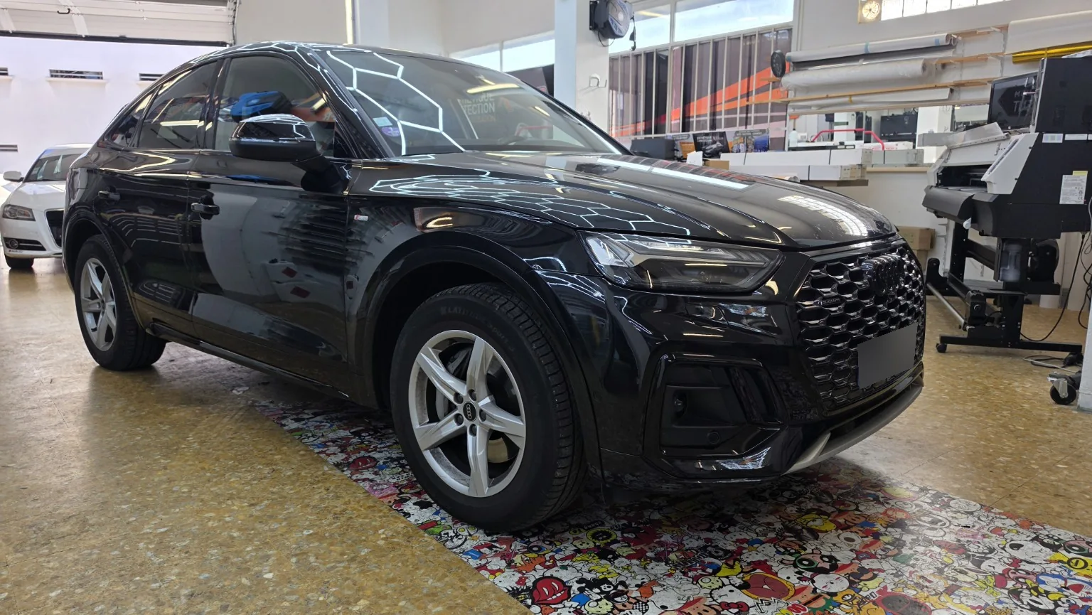 Déchromage Audi Q5 à Toulon – vue avant après la pose Audi Q5 noir vu de trois quarts avant après le déchromage de ses garnitures chez Xpert Teinte à Toulon.